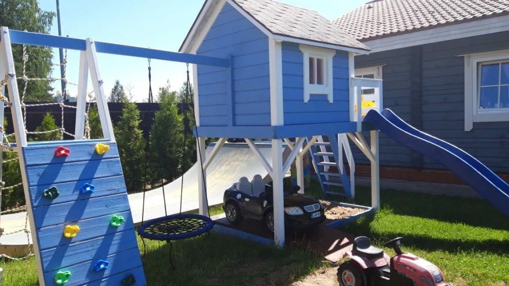 Частный дом на ухоженном участке с газоном и туями, Ленинградская область: фото 5