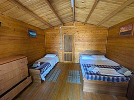 Домик 3-местный 1-комнатный домик, Гостевой комплекс Три тополя , Пицунда