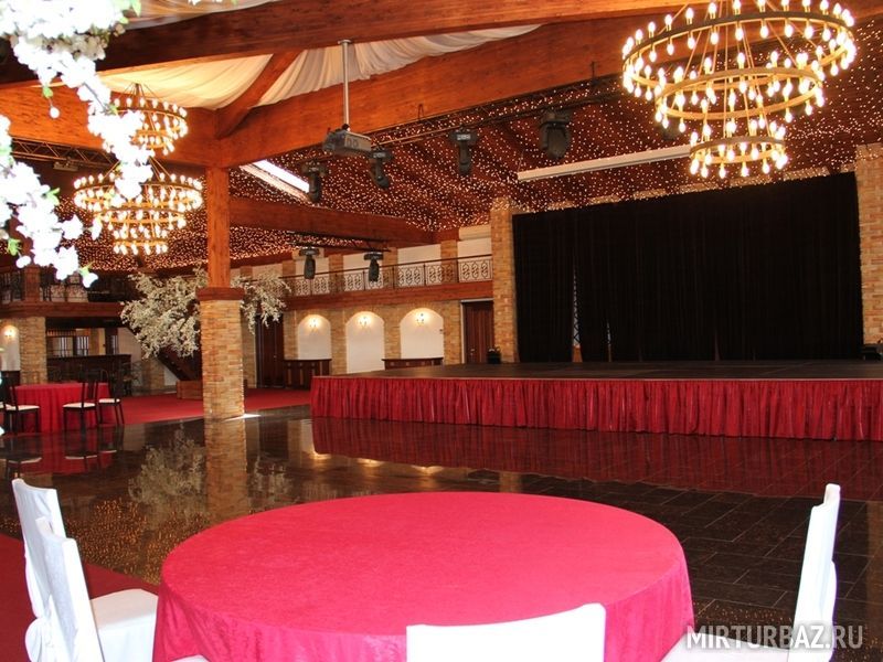 сцена в зале