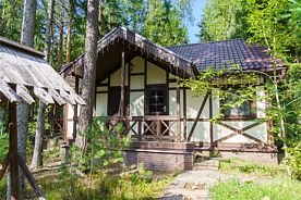 Баварский хутор, одноэтажный дом с витражом, База отдыха Шишки на Лампушке, Приозерский район