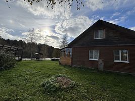 Домик из сруба на берегу реки с пирсом и верандой, Гостевые дома Тулокса 1, деревня Устье Тулоксы