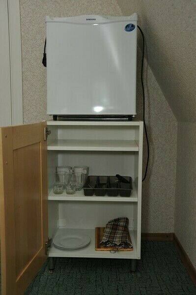 Тумбочка и холодильник