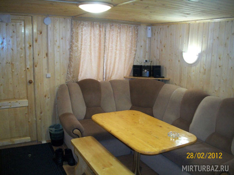 диван в гостиной