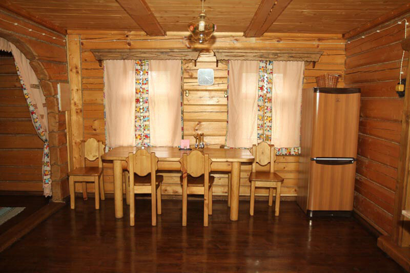 Обеденный стол