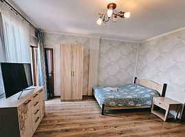 Апартаменты с балконом и с видом на море, Гостевой дом Кипарис, Партенит
