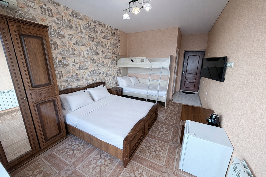 Улучшенный 4-местный 1-комнатный (с балконом, вид на горы)