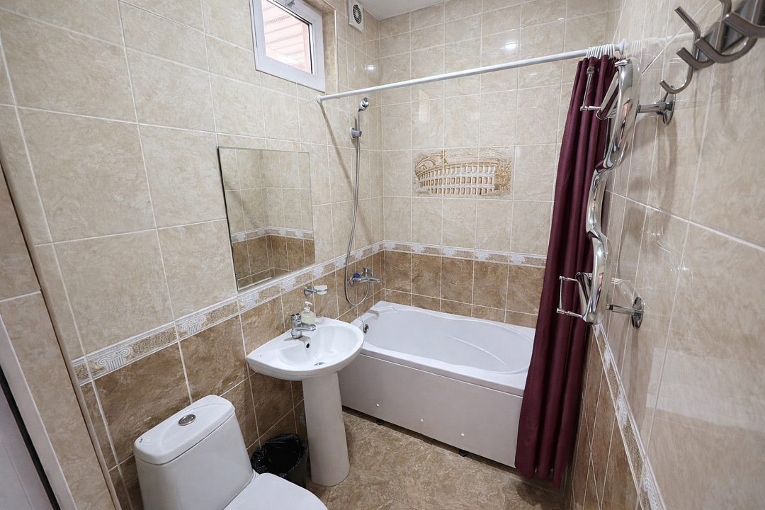 Улучшенный 4-местный 1-комнатный (с балконом, вид на горы)