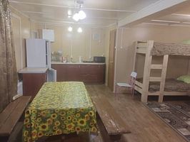 Отдельно стоящий домик для семьи  8 чел. со всеми удобствами на берегу озера в центре города  по адресу г. Кириллов, ул. Гагарина д. 93а, База отдыха Луманская заводь, Кириллов