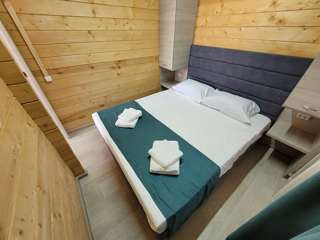 Домик 4-местный 2-комнатный (с кухней)