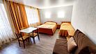 У4 Улучшенный однокомнатный номер с двухспальной кроватью, 1 спальной кроватью и дополнительным местом (кресло), Пансионат Энергетик, Дивноморское