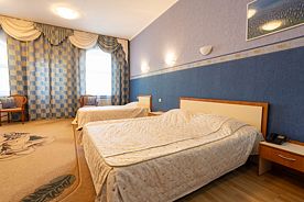 Трехместный люкс с балконом Номера: №206, №302, База отдыха Бегущая по волнам, Жемчужный