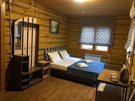 Двухместный семейный номер Русский Витязь (двуспальная кровать), База отдыха Глухомань, Лушниковка