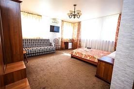 Двухместный семейный номер Аристократ c 1 комнатой (двуспальная кровать), База отдыха Глухомань, Лушниковка