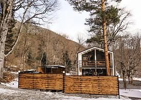Пятиместный коттедж Superior с балконом (3 отдельные кровати и двуспальная кровать), База отдыха Хижина Лесника , Архыз