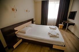 Двухместный люкс с 2 комнатами с красивым видом из окна (двуспальная кровать), Усадьба Золотые ворота, Коктебель