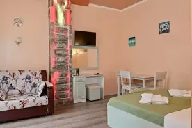 Трёхместная студия Семейная с балконом и с красивым видом из окна, Гостевой дом Усадьба Сад, Алушта