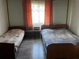 Эконом трёхместный с двуспальной и односпальной кроватями Номера: 10, Гостевой дом Гостиный Дворъ, село Гремячинск