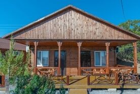 Средний коттедж, База отдыха Зеленые холмы, Приветное