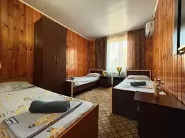 Трёхместный номер No. 3, Гостевой комплекс Дом друзей, Лоо