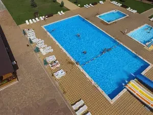 Большой бассейн с геотермальной водой — Кемпинг «База отдыха Жемчужина Предгорья», Мостовской