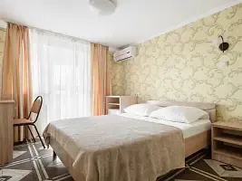 Двухместный номер Standard с балконом и с видом на город (двуспальная кровать), Гостевой дом 4 сезона, Архипо-Осиповка