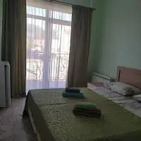Двухместный полулюкс с балконом и с видом на горы (двуспальная кровать), Гостевой дом Югория дом у моря, Кабардинка