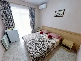 Двухместный полулюкс с балконом и с красивым видом из окна (двуспальная кровать), Гостевой дом Югория дом у моря, Кабардинка