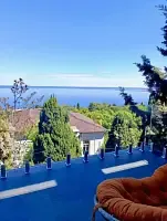 Коттедж с 3 комнатами с балконом и с видом на море, Гостевой дом Сарский, Алупка