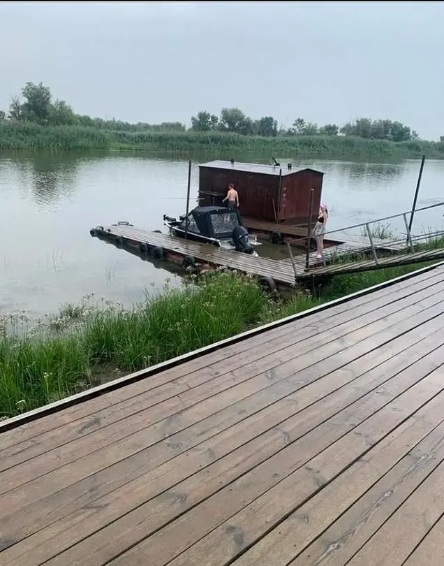 Пирс — Дом «У реки», село Караульное