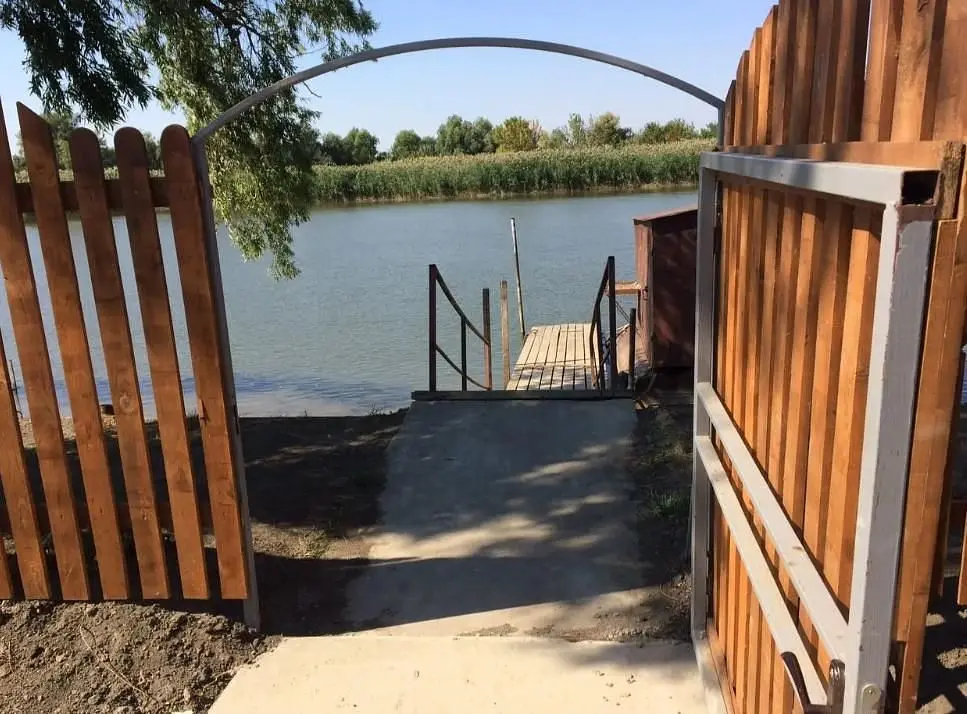 Пирс — Дом «У реки», село Караульное