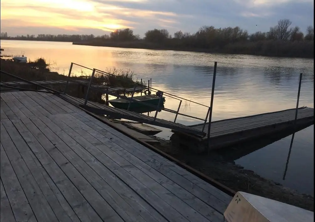 Пирс — Дом «У реки», село Караульное