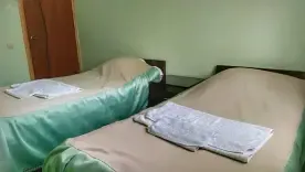 Семейный двухкомнатный номер с двуспальной кроватью и диваном в одной комнате и две односпальные кровати в другой комнате, Гостевой дом Алия, станица Даховская