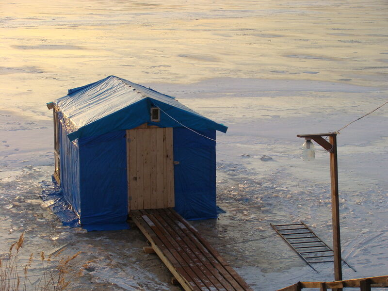 Вид на домик с прорубью