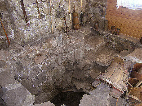 Колодец в доме с ключевой водой