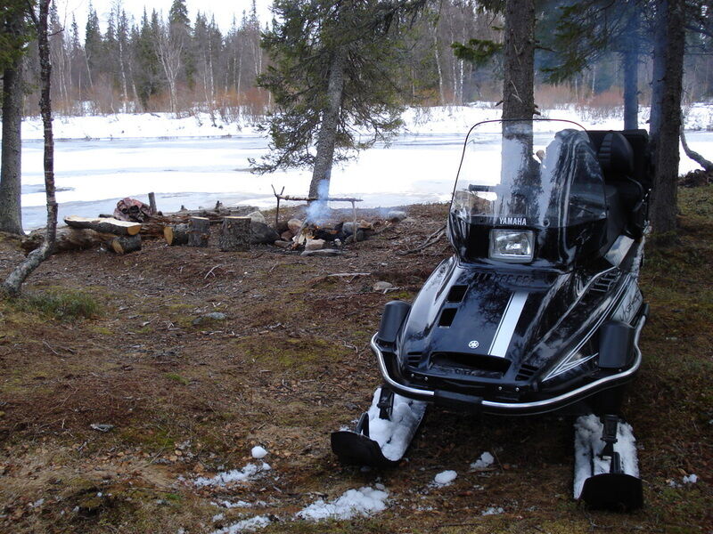 Снегоход на берегу | Юлинская Салма, Мурманская область