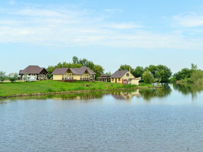 База отдыха Калина Красная (бывш. «Белокуриха Village»), Алтайский край, село Новоторышкино Белокуриха Смоленский район