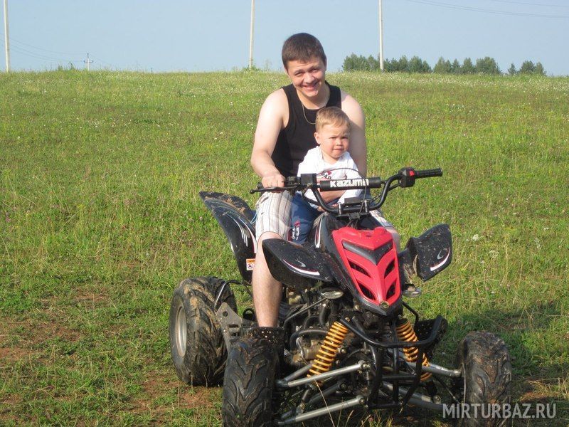 Юный водитель квадрацикла