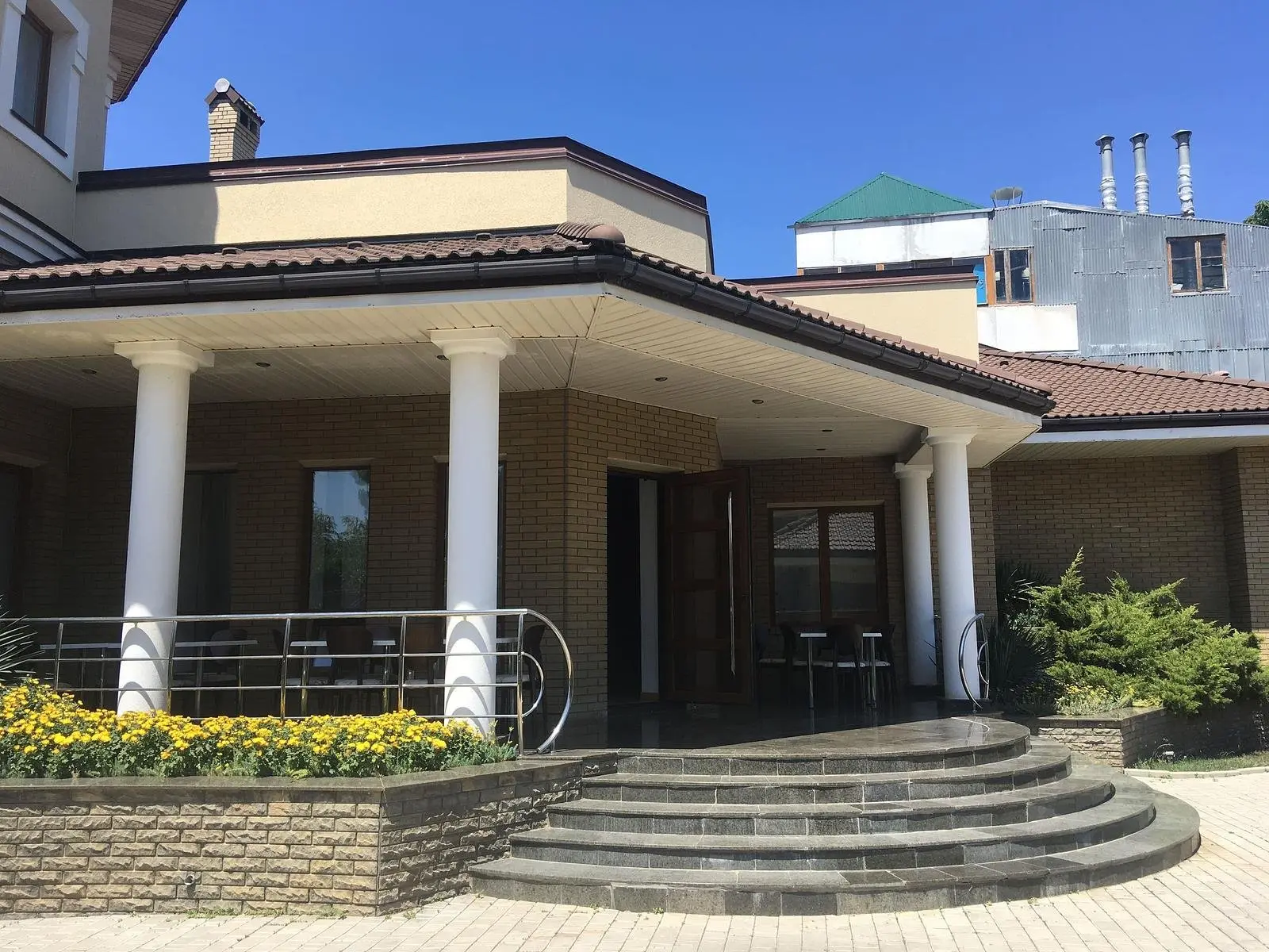 Вход в корпус | Гелиос, Крым