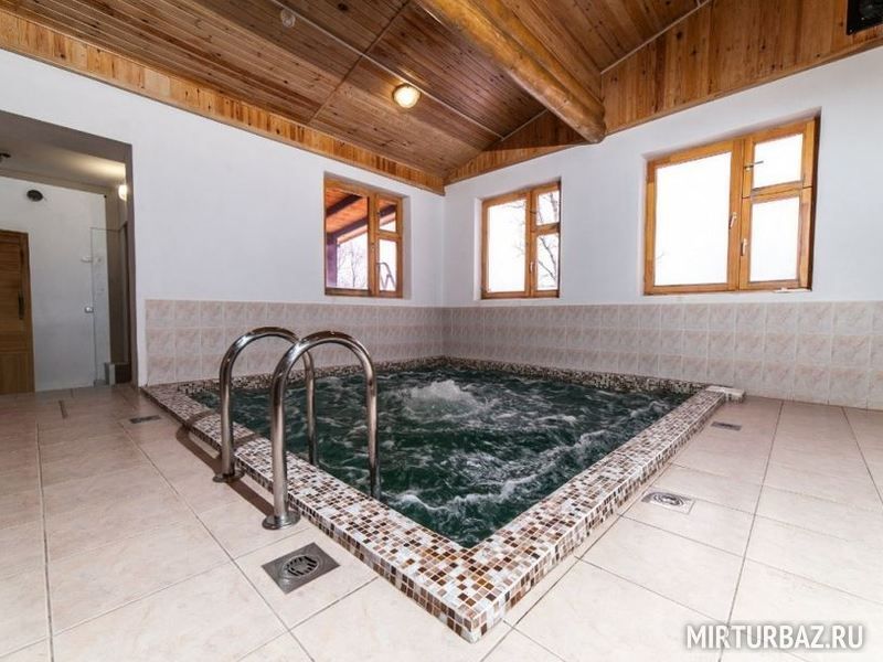 Бассейн с гейзером