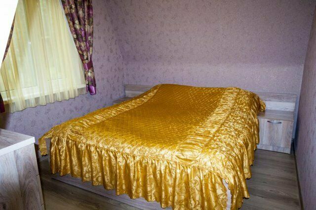 Широкая двухспальная кровать