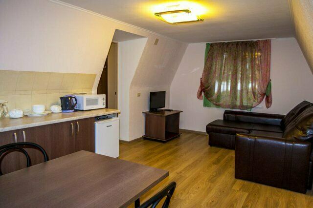 Шикарній кожаный диван