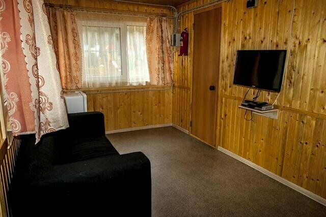 Прихожая с диваном и кабельным ТВ