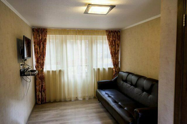 Прихожая с диваном