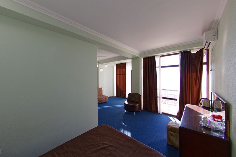 Люкс Семейный 4-местный с видом на море