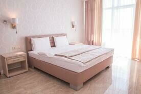 1-мест. (разм. в 2-мест.) 2-комн. люкс, Дом отдыха имени Челюскинцев, Гагра