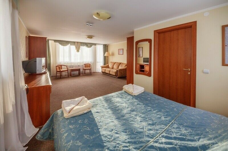 Люкс 4-местный 3-комнатный