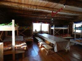 Кровать в рубленой избушке, База отдыха Черкесово, Молчановский