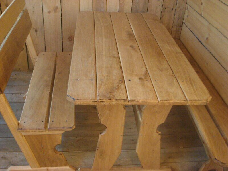 Удобный столик на балконе