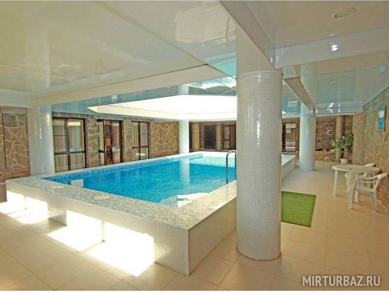 Комната с бассейном