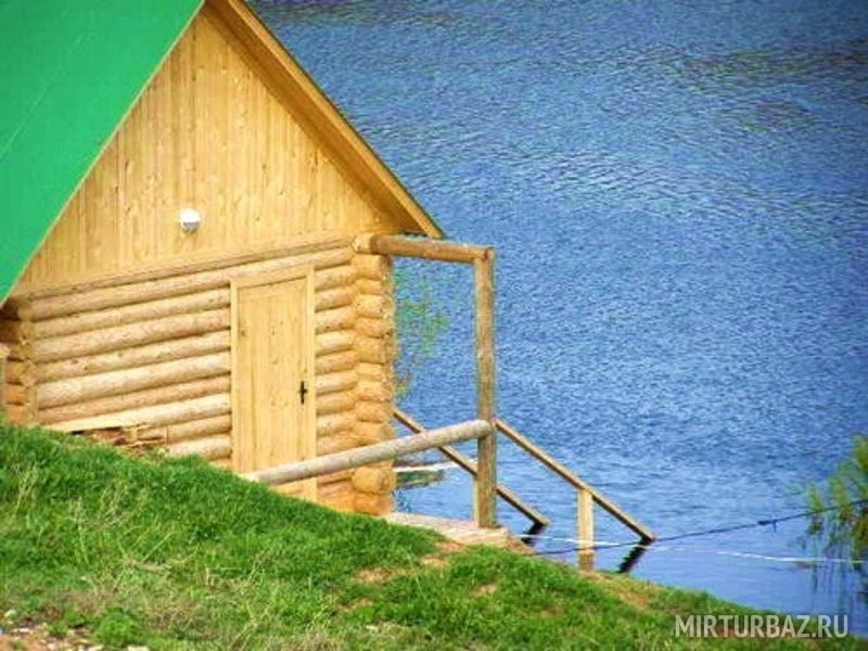 Русская баня на берегу реки